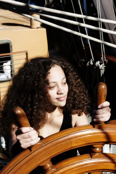 背の高い船の車輪で複合遺産女性 — ストック写真