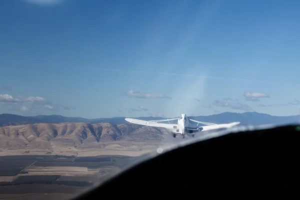 Tow vliegtuig vanuit zweefvliegtuig Cockpit met landschap — Stockfoto