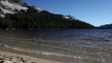 Küçük dalgalar yüksek dağ gölü Yosemite Kaliforniya üzerinde
