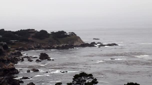 Golven raken Carmel hooglanden landtong Californië afstand — Stockvideo