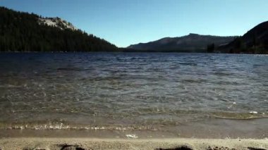 Küçük dalgalar dağ gölü düşük açı Yosemite Kaliforniya üzerinde