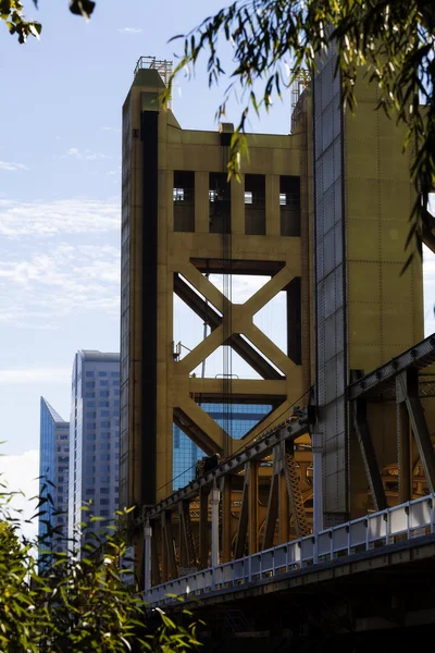 Torre ponte contra o céu com nuvens brancas — Fotografia de Stock