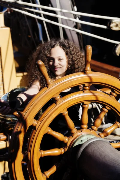 ステアリング ホイールの背の高い船に立って複合遺産女性 — ストック写真
