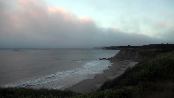 Kuzey California sahil hattı okyanus dalgalarının bulutlu — Stok video