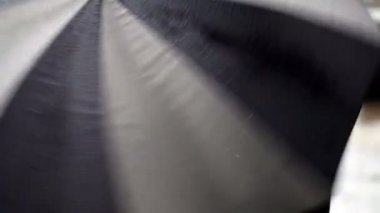 Siyah ve gri şemsiye yağmur altında Twirling