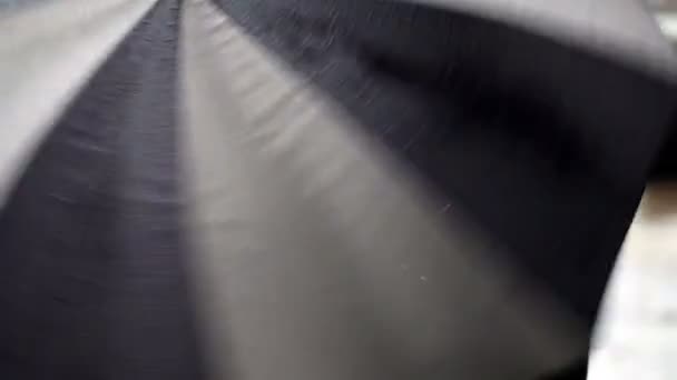 Zwarte en grijze paraplu Twirling In de regen — Stockvideo