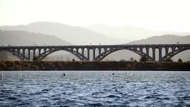 Issac Lee Patterson ponte sobre Rogue River Oregon — Vídeo de Stock