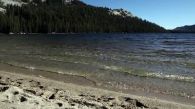 Sandy Beach Gölü Yosemite Kaliforniya üzerinde küçük dalgalar
