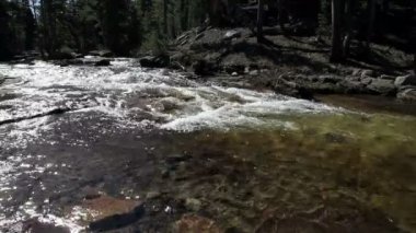 Kayalar beyaz su Yosemite California akan nehir