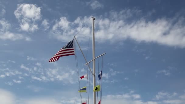 Oss flagga på nautiska flaggstång med moln påskyndas — Stockvideo