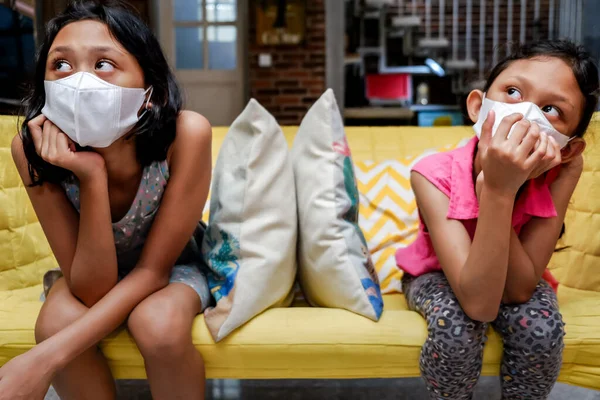 Duas Meninas Sudeste Asiático Vestindo Máscara Facial Médica Ficando Entediado — Fotografia de Stock