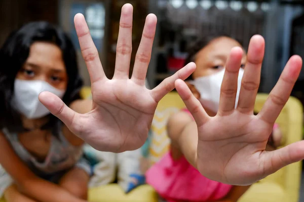 Südostasiatische Teenager Mit Medizinischer Gesichtsmaske Machen Mit Den Händen Stoppzeichen — Stockfoto