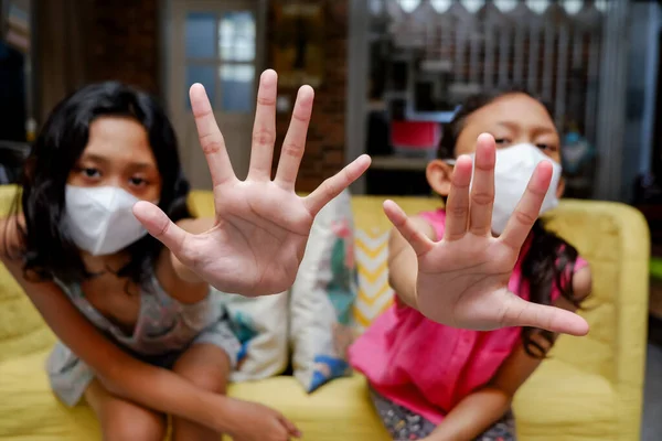 Sudeste Asiático Adolescentes Chicas Usando Médico Máscara Hacer Detener Signos —  Fotos de Stock
