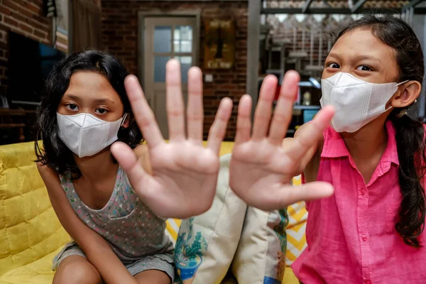 Southeast Asian Teenage Girls Wearing Medical Face Mask Making Stopping — Stock Photo, Image