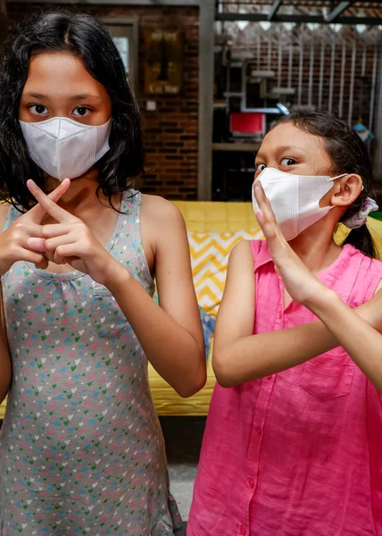 Südostasiatische Teenager Mit Medizinischer Gesichtsmaske Machen Mit Den Händen Stoppzeichen — Stockfoto