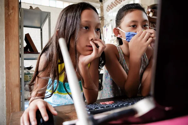 Southeast Asian Teenage Girls School Student Using Laptop Studying Online — Stock Photo, Image