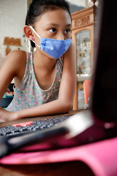 Sudeste Asiático Adolescente Niña Escuela Estudiante Usando Máscara Cara Usando —  Fotos de Stock