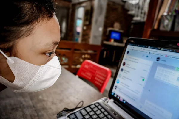 Adolescente Asie Sud Est Avec Masque Facial Devant Ordinateur Portable — Photo