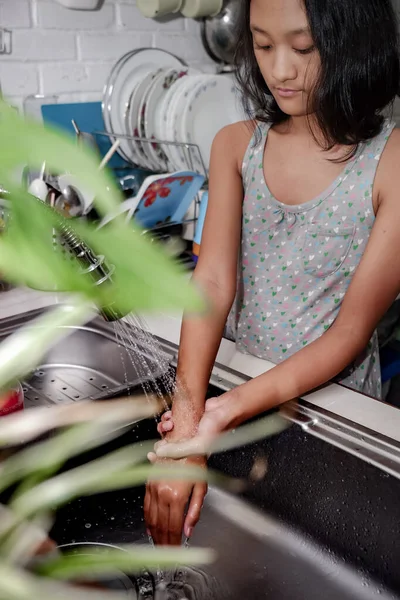 Портрет Підліткової Дівчини Південно Східної Азії Яка Миє Руки Під — стокове фото
