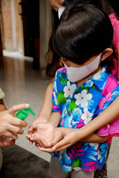 Niños Del Sudeste Asiático Usando Gel Líquido Desinfectante Manos Protección —  Fotos de Stock