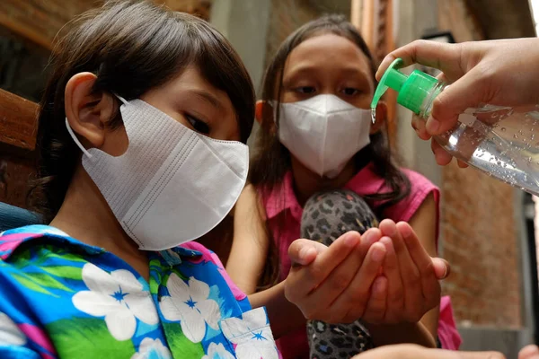 Niños Del Sudeste Asiático Usando Gel Líquido Desinfectante Manos Protección —  Fotos de Stock