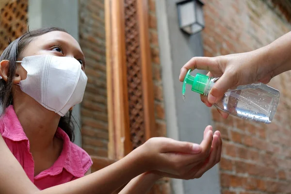 Chica Adolescente Del Sudeste Asiático Usando Gel Líquido Desinfectante Manos —  Fotos de Stock