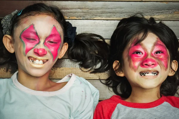 Bambini Del Sud Est Asiatico Compongono Loro Volto Con Carattere — Foto Stock