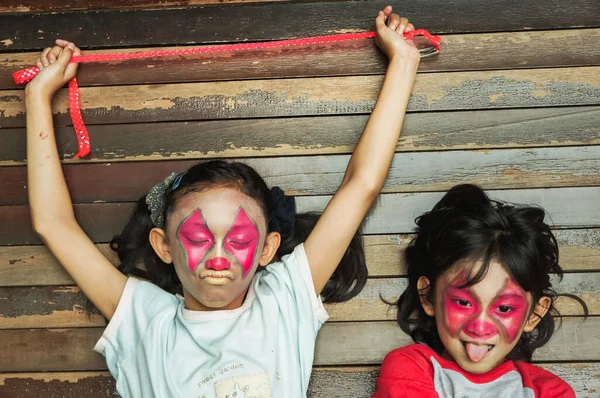 Юго Восточные Азиатские Дети Гримируют Свое Лицо Клоунским Характером Веселитесь — стоковое фото