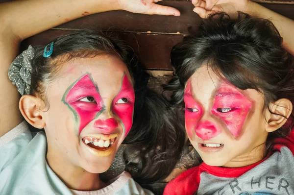Діти Південно Східної Азії Роблять Своє Обличчя Персонажем Клоуна Розважайтеся — стокове фото