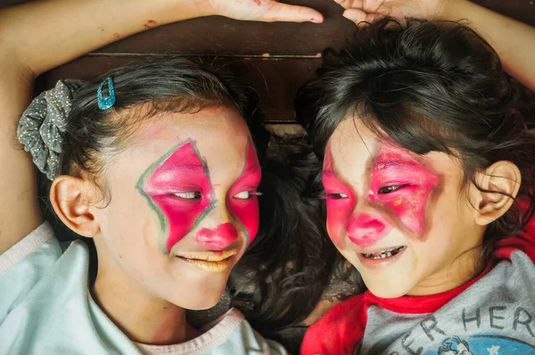 Sydostasiatiska Barn Utgör Sitt Ansikte Med Clownkaraktär Kul Tillsammans — Stockfoto
