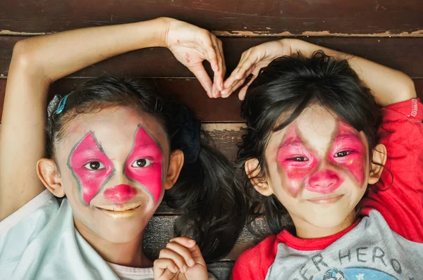 Güneydoğu Asyalı Çocuklar Yüzlerini Palyaço Karakteriyle Örterler Birlikte Eğleniyoruz — Stok fotoğraf