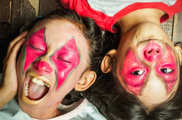 Забавное Выражение Лица Детей Юго Восточной Азии Клоунским Характером — стоковое фото