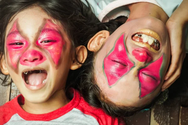 Divertida Expresión Los Niños Del Sudeste Asiático Componen Cara Con —  Fotos de Stock