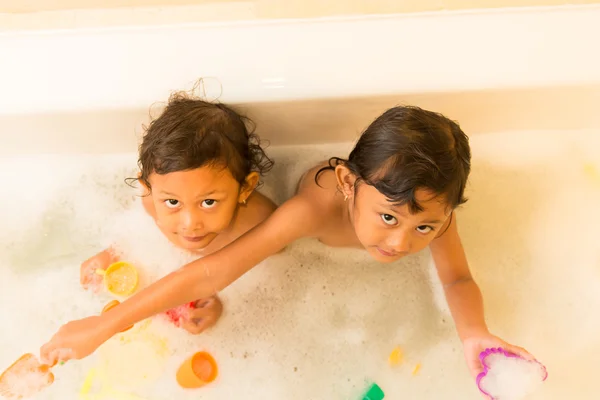 Niños felices jugando juguetes en la bañera — Foto de Stock