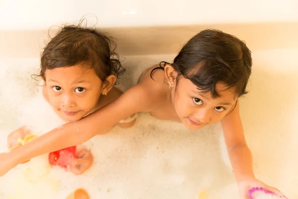 Niños felices jugando en la bañera — Foto de Stock