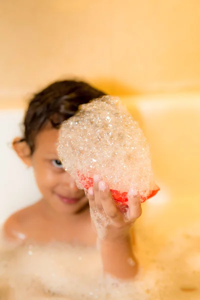 Дитина показує мильні бульбашки — стокове фото