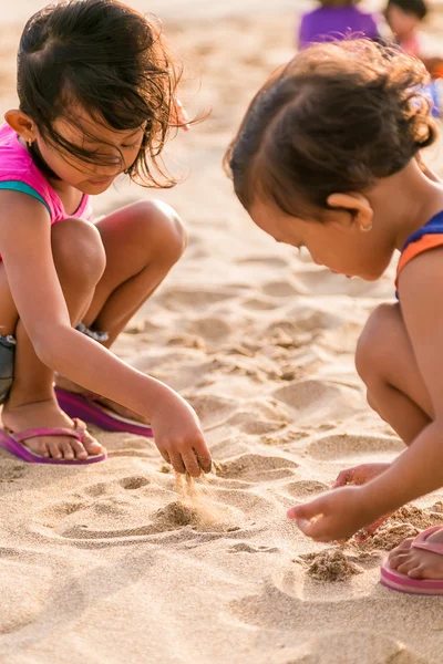 Deux petites filles jouant sable de plage — Photo