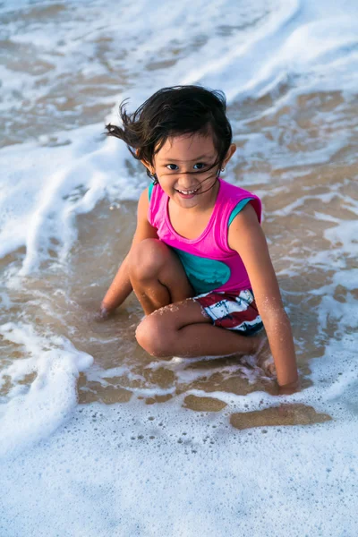 Criança feliz brincando na praia — Fotografia de Stock