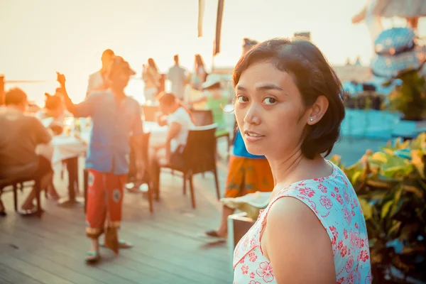 Азиатская молодая женщина наслаждаться отдыхом — стоковое фото