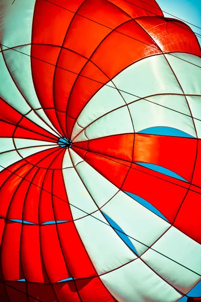 Closeup açık paraşüt mavi gökyüzünde — Stok fotoğraf