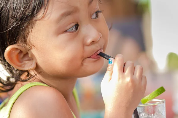 Carino asiatico bambino godere bere ghiaccio limonata — Foto Stock