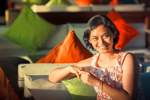 Счастливая замужняя азиатка улыбается — стоковое фото