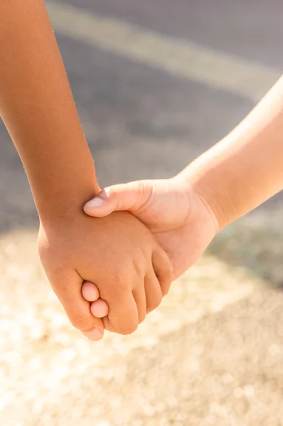 Kinder Hand in Hand Freundschaftskonzept — Stockfoto