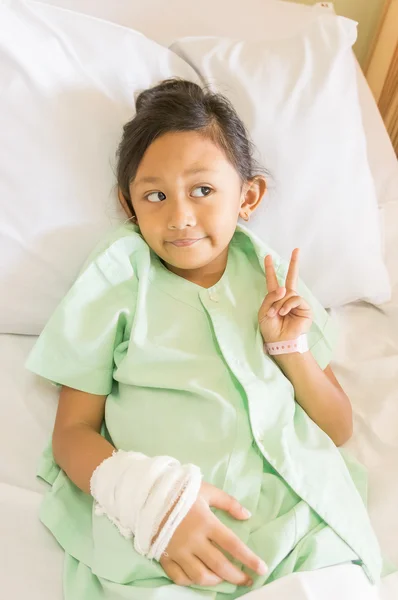 Šťastný asijské malá holka nemocniční pacient s úsměvem Royalty Free Stock Fotografie