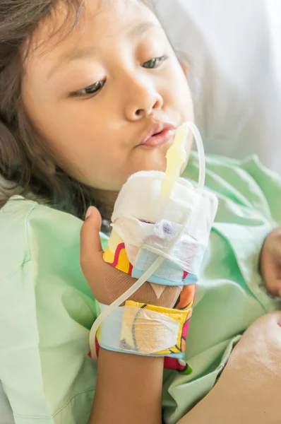 Paciente asiático do hospital da menina com infusão na mão — Fotografia de Stock