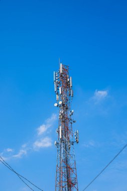Telekomünikasyon yüksek kulesi mavi gökyüzü arka planında hücresel ağ antenleri. Uydu kutup iletişim teknolojisi endüstrisi. 