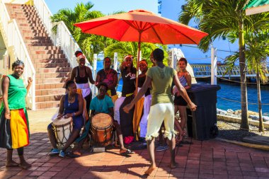 Geleneksel Hoş Geldin Dansı Yapan Adalılar