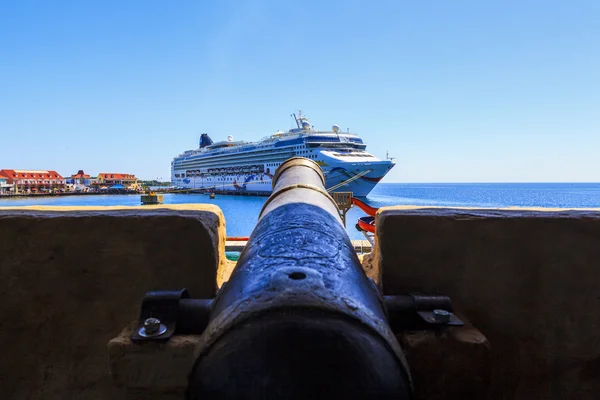 En Gunpoint Cruise barco atracado cerca de la bahía en Coxen Hole — Foto de Stock