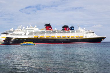 NCL şafak ve Disney Magic Cozumel bağlantı noktasında.