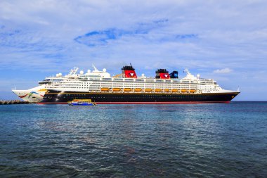 NCL şafak ve Disney Magic Cozumel bağlantı noktasında.